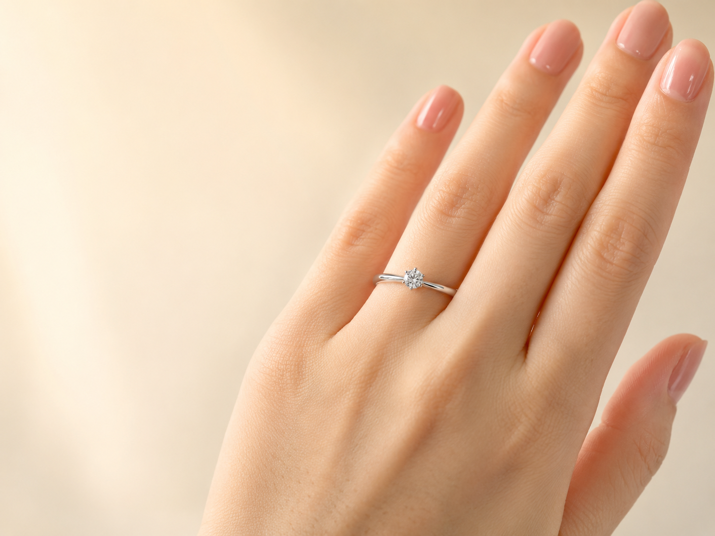 薬指にぴったりフィットする婚約指輪